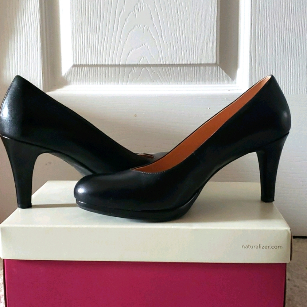 Black leather pump.